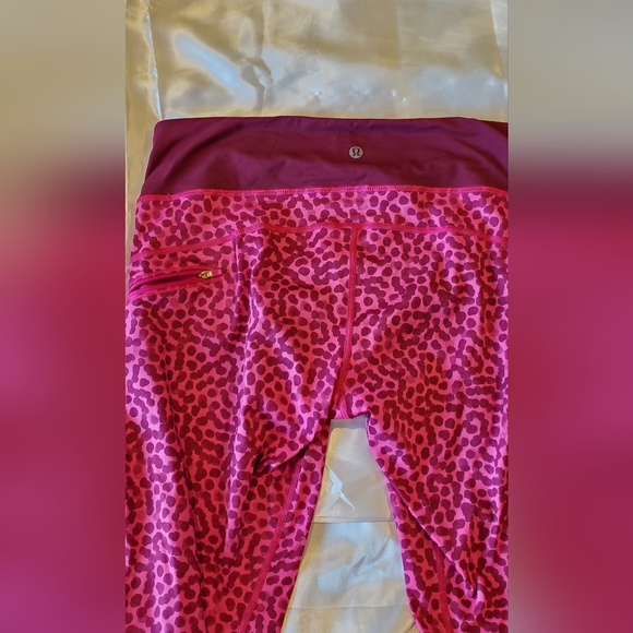 Lululemon polka dot Capri leggings - Picture 6 of 6